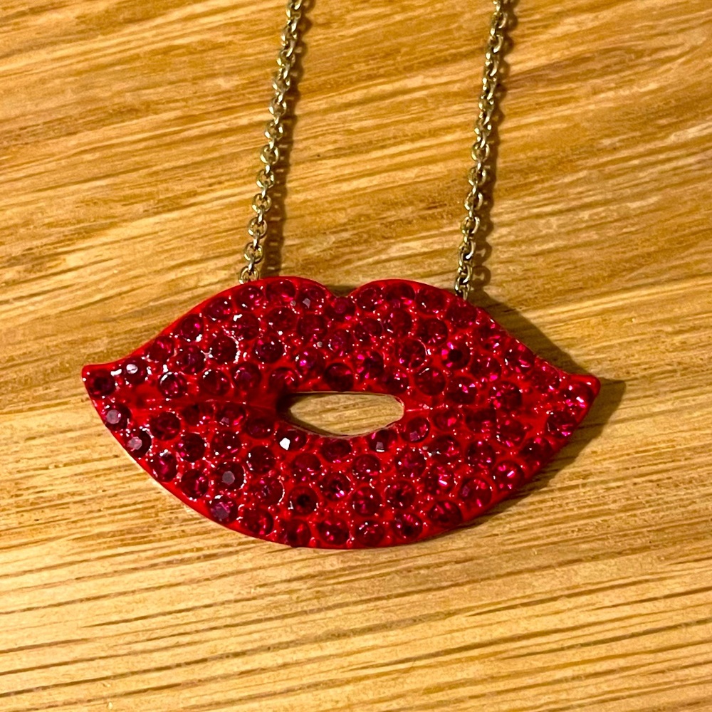 💋 Red rhinestone sparkling lip necklace with 18” chain 💋👄❤️